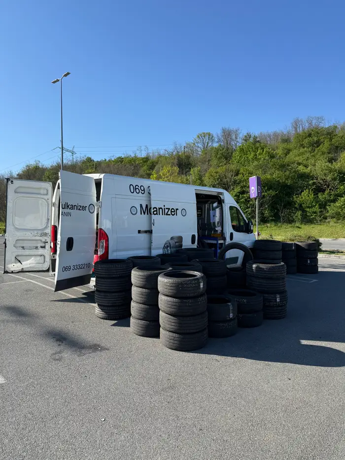 Mobilno vulkanizersko vozilo Japranin sa otvorenim zadnjim i bočnim vratima na parkingu